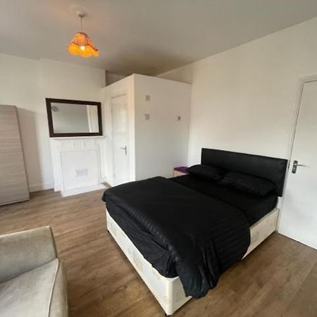 The London Heathrow Lodge Cranford Екстериор снимка